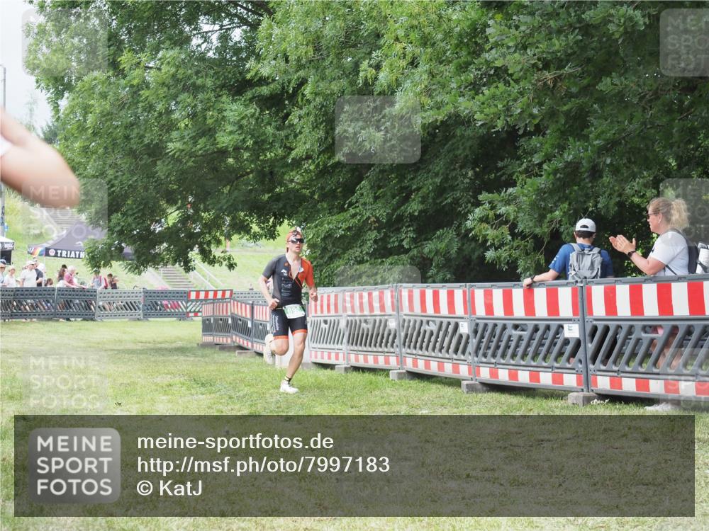 21.06.2025 - 27. Vierlanden-Triathlon KatJ http://msf.ph/oto/7997183 15.06.2025 12:50:37 Ziel 693 meine-sportfotos.de