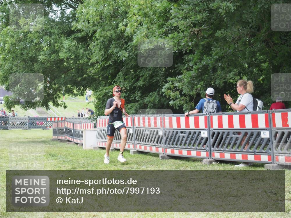 21.06.2025 - 27. Vierlanden-Triathlon KatJ http://msf.ph/oto/7997193 15.06.2025 12:50:38 Ziel 693 meine-sportfotos.de