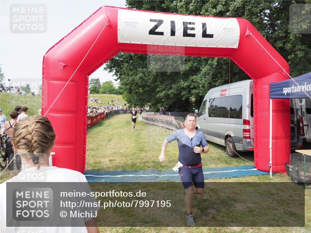 21.06.2025 - 27. Vierlanden-Triathlon MichiJ http://msf.ph/oto/7997195 15.06.2026 11:20:43 Ziel 321, 370, 393 meine-sportfotos.de