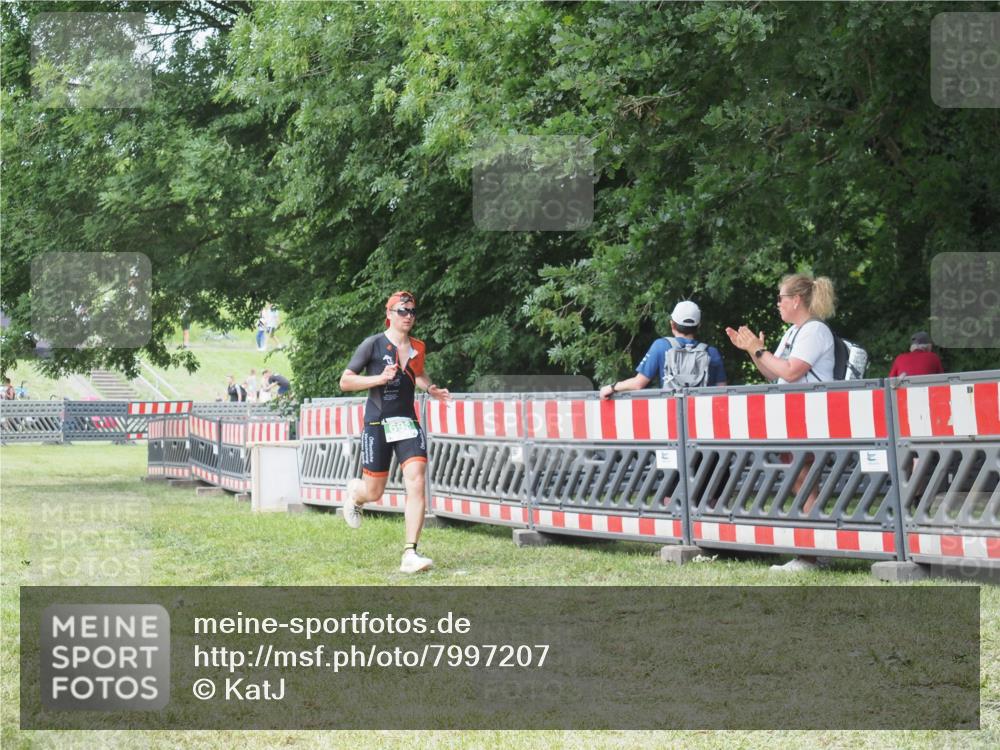 21.06.2025 - 27. Vierlanden-Triathlon KatJ http://msf.ph/oto/7997207 15.06.2025 12:50:38 Ziel 693 meine-sportfotos.de