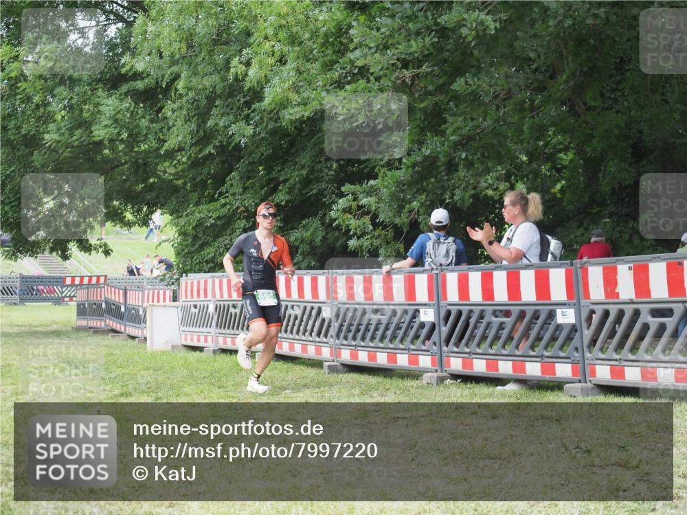 21.06.2025 - 27. Vierlanden-Triathlon KatJ http://msf.ph/oto/7997220 15.06.2025 12:50:38 Ziel 693 meine-sportfotos.de