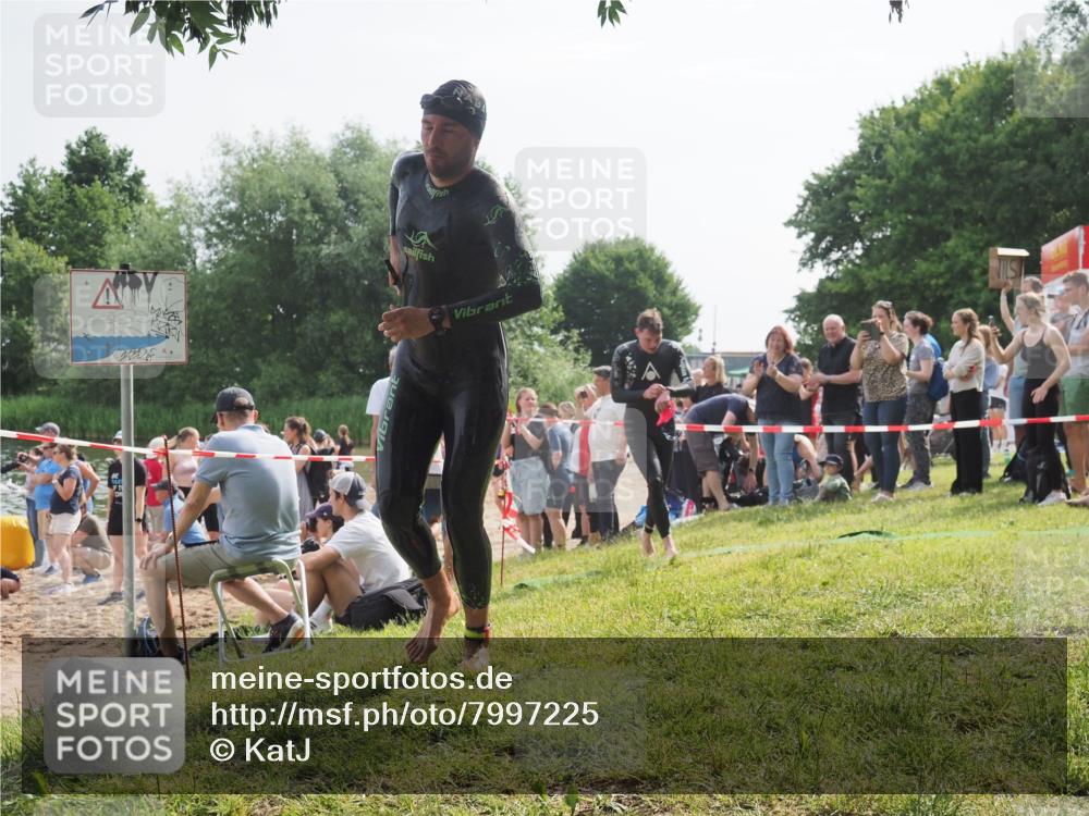 15.06.2025 - 27. Vierlanden-Triathlon KatJ http://msf.ph/oto/7997225 15.06.2025 09:55:47 Schwimmen 273, 300, 303, 331, 338 meine-sportfotos.de