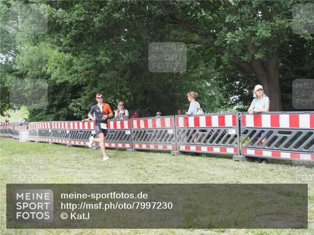 21.06.2025 - 27. Vierlanden-Triathlon KatJ http://msf.ph/oto/7997230 15.06.2025 12:50:39 Ziel 693 meine-sportfotos.de