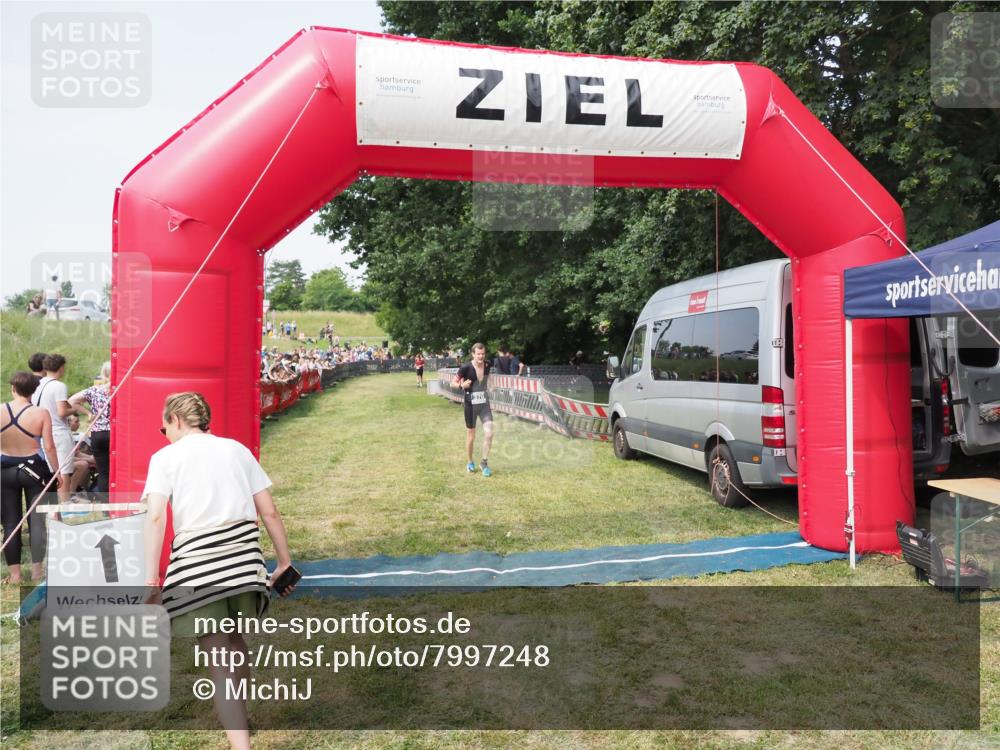 21.06.2025 - 27. Vierlanden-Triathlon MichiJ http://msf.ph/oto/7997248 15.06.2026 11:20:45 Ziel 321, 370, 393 meine-sportfotos.de