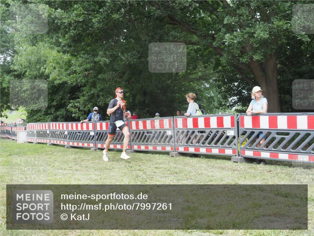21.06.2025 - 27. Vierlanden-Triathlon KatJ http://msf.ph/oto/7997261 15.06.2025 12:50:39 Ziel 693 meine-sportfotos.de
