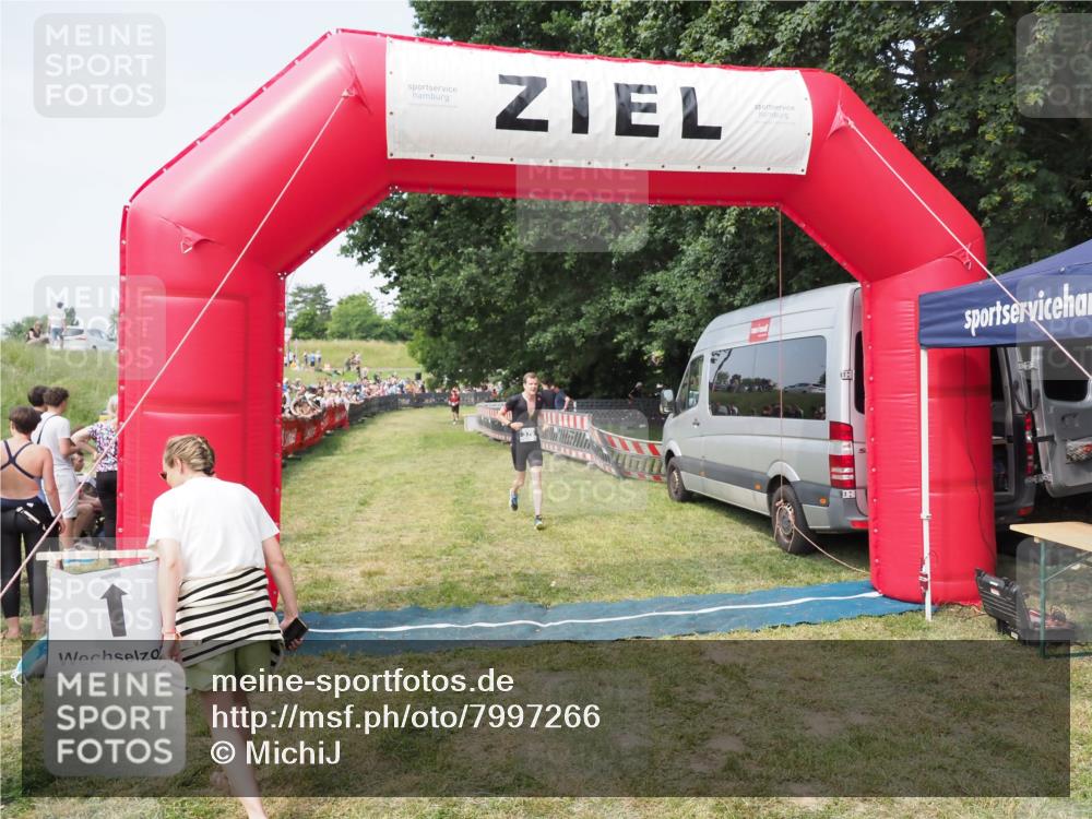 21.06.2025 - 27. Vierlanden-Triathlon MichiJ http://msf.ph/oto/7997266 15.06.2026 11:20:45 Ziel 321, 370, 393 meine-sportfotos.de