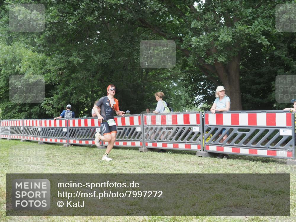 21.06.2025 - 27. Vierlanden-Triathlon KatJ http://msf.ph/oto/7997272 15.06.2025 12:50:39 Ziel 693 meine-sportfotos.de