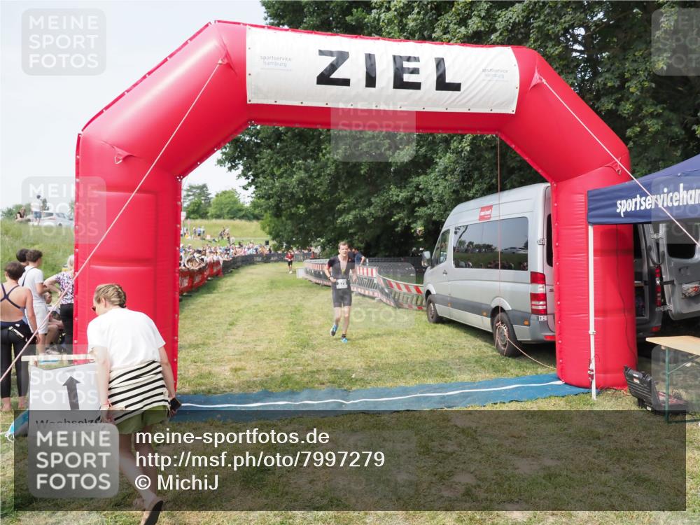 21.06.2025 - 27. Vierlanden-Triathlon MichiJ http://msf.ph/oto/7997279 15.06.2026 11:20:45 Ziel 321, 370, 393 meine-sportfotos.de