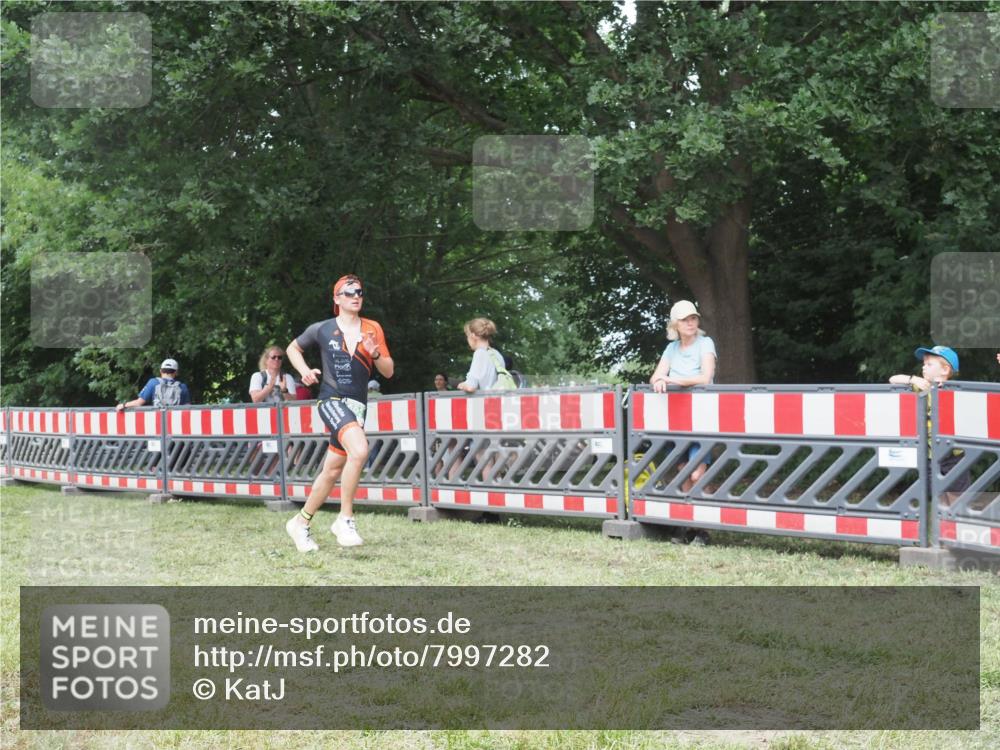 21.06.2025 - 27. Vierlanden-Triathlon KatJ http://msf.ph/oto/7997282 15.06.2025 12:50:39 Ziel 693 meine-sportfotos.de