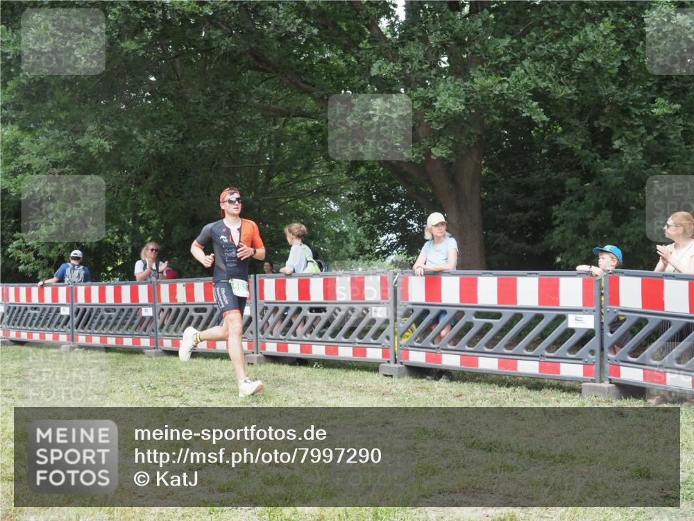 21.06.2025 - 27. Vierlanden-Triathlon KatJ http://msf.ph/oto/7997290 15.06.2025 12:50:39 Ziel 693 meine-sportfotos.de