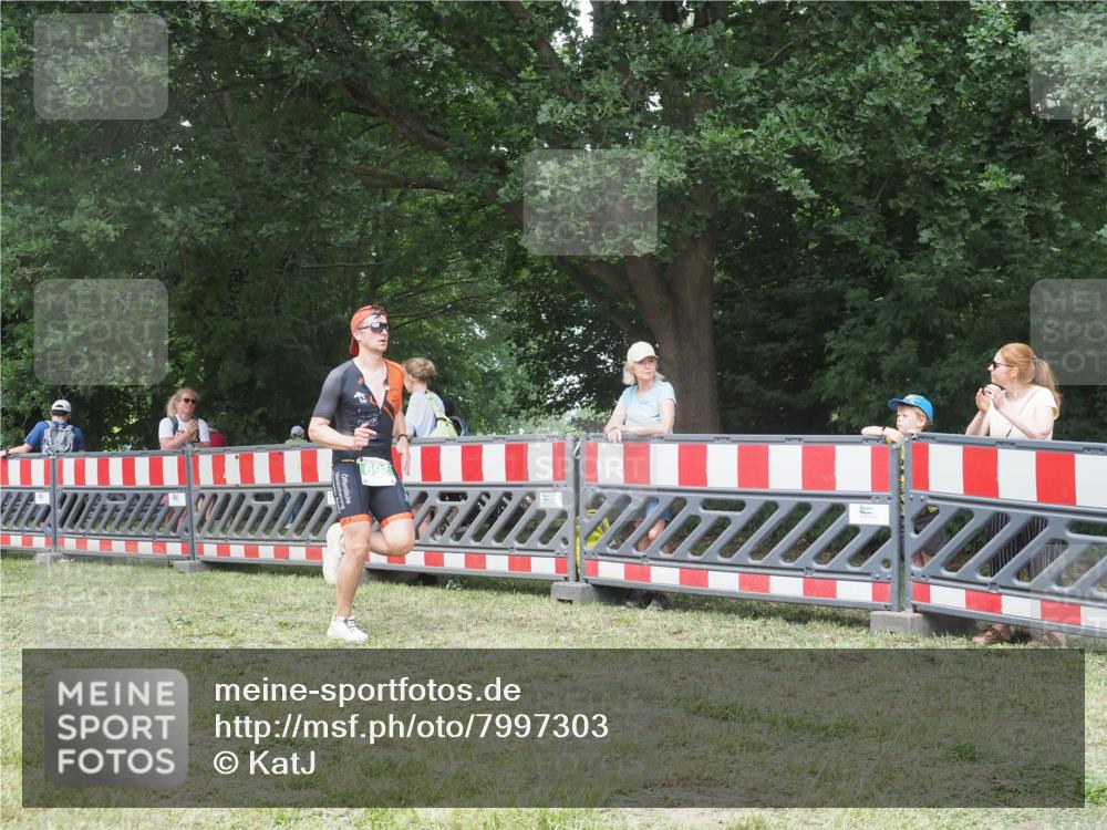 21.06.2025 - 27. Vierlanden-Triathlon KatJ http://msf.ph/oto/7997303 15.06.2025 12:50:40 Ziel 693 meine-sportfotos.de