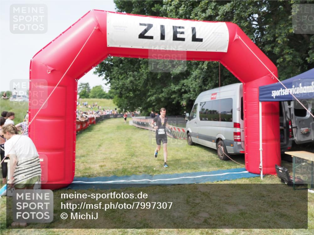21.06.2025 - 27. Vierlanden-Triathlon MichiJ http://msf.ph/oto/7997307 15.06.2026 11:20:46 Ziel 321, 370, 393 meine-sportfotos.de