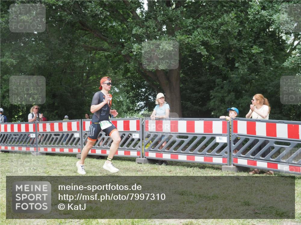 21.06.2025 - 27. Vierlanden-Triathlon KatJ http://msf.ph/oto/7997310 15.06.2025 12:50:40 Ziel 693 meine-sportfotos.de