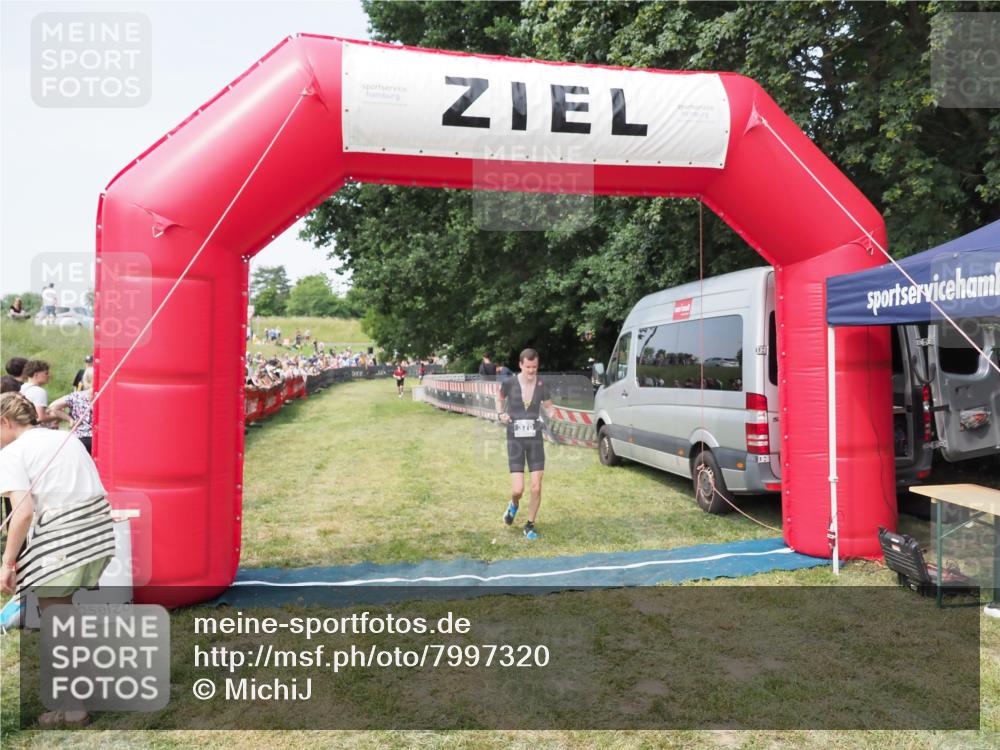 21.06.2025 - 27. Vierlanden-Triathlon MichiJ http://msf.ph/oto/7997320 15.06.2026 11:20:46 Ziel 321, 370, 393 meine-sportfotos.de