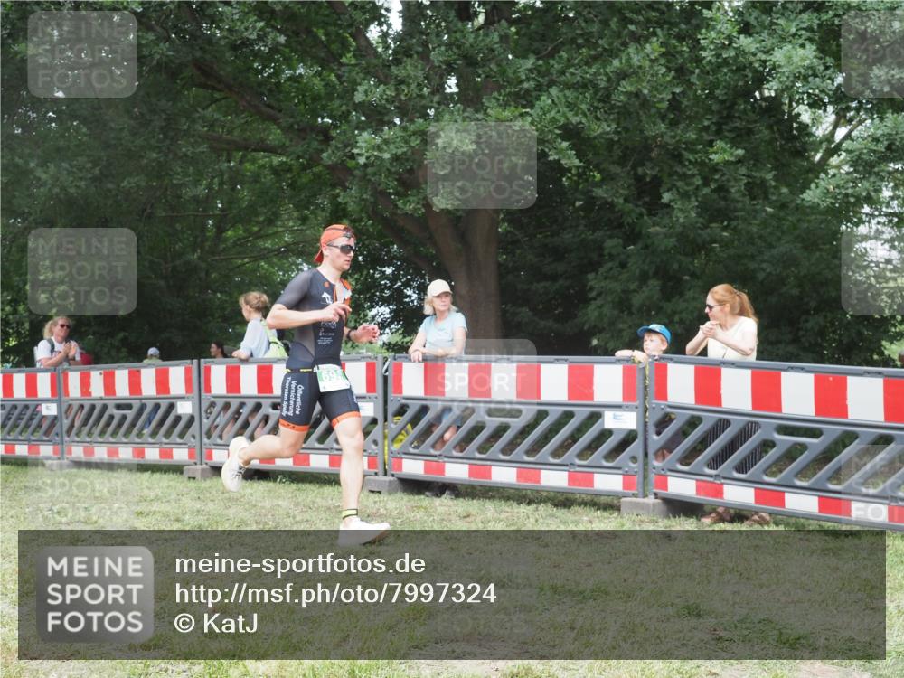21.06.2025 - 27. Vierlanden-Triathlon KatJ http://msf.ph/oto/7997324 15.06.2025 12:50:40 Ziel 693 meine-sportfotos.de