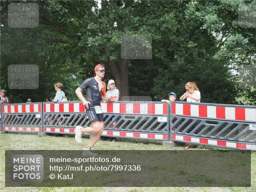 21.06.2025 - 27. Vierlanden-Triathlon KatJ http://msf.ph/oto/7997336 15.06.2025 12:50:40 Ziel 693 meine-sportfotos.de