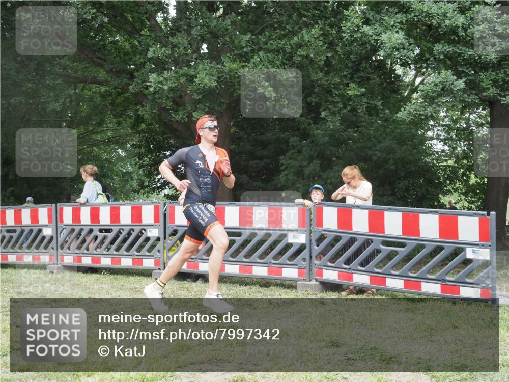 21.06.2025 - 27. Vierlanden-Triathlon KatJ http://msf.ph/oto/7997342 15.06.2025 12:50:40 Ziel 693 meine-sportfotos.de