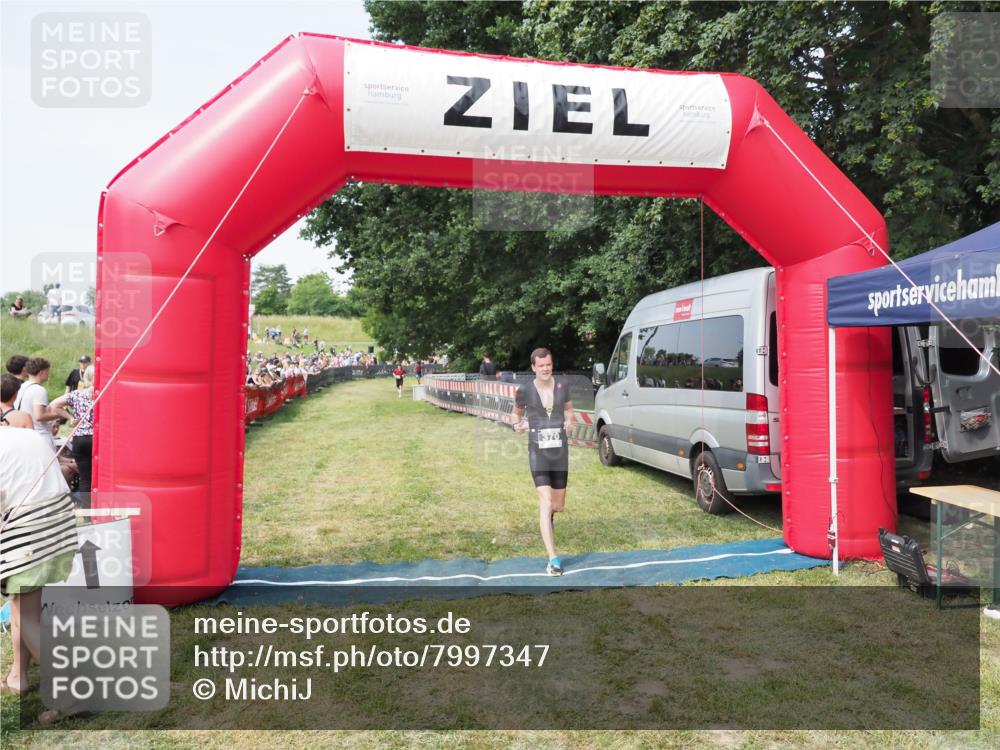 21.06.2025 - 27. Vierlanden-Triathlon MichiJ http://msf.ph/oto/7997347 15.06.2026 11:20:46 Ziel 321, 370, 393 meine-sportfotos.de