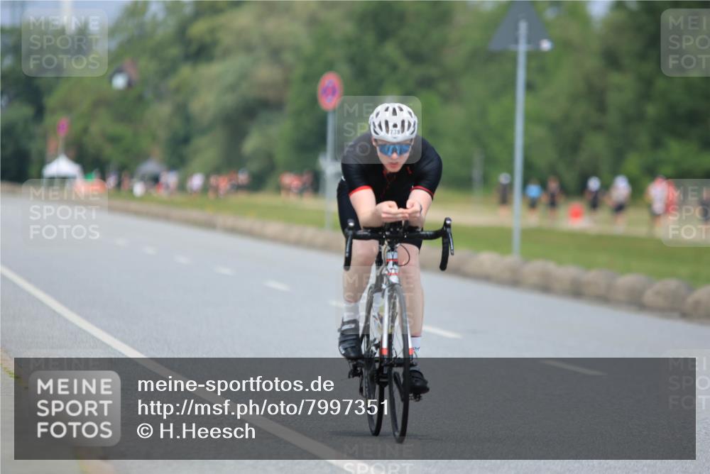 21.06.2025 - 27. Vierlanden-Triathlon H.Heesch http://msf.ph/oto/7997351 15.06.2025 12:24:45 Radfahren 738 meine-sportfotos.de