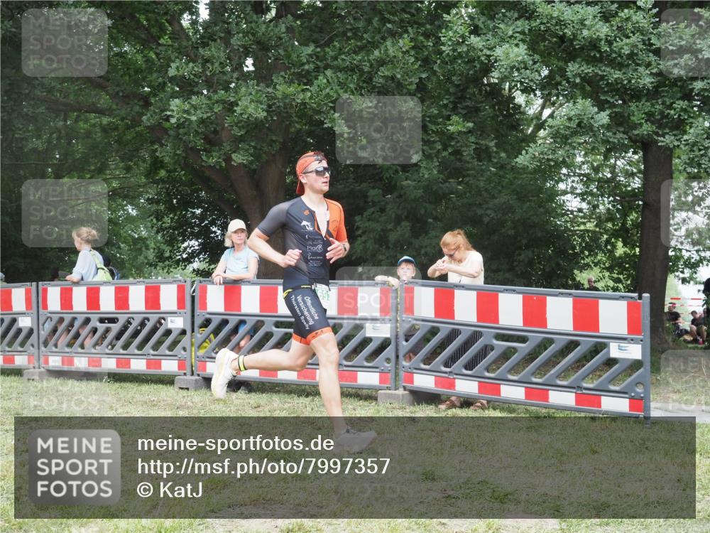 21.06.2025 - 27. Vierlanden-Triathlon KatJ http://msf.ph/oto/7997357 15.06.2025 12:50:40 Ziel 693 meine-sportfotos.de