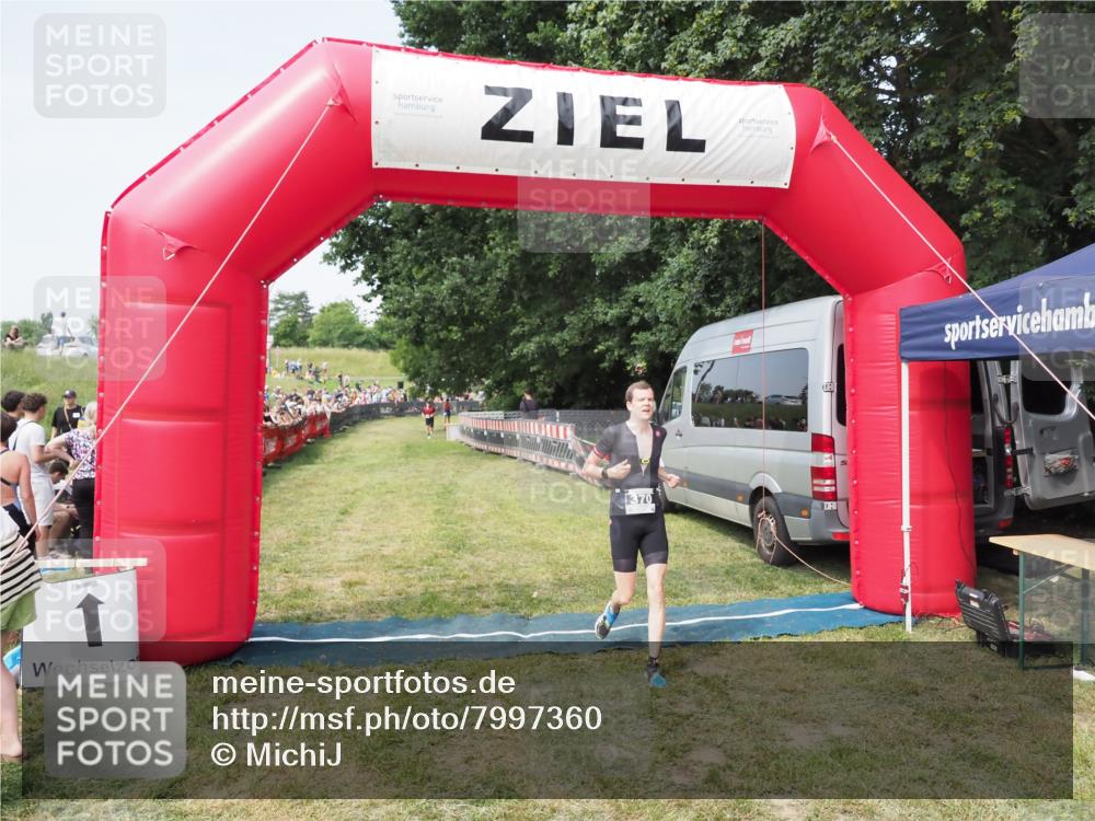 21.06.2025 - 27. Vierlanden-Triathlon MichiJ http://msf.ph/oto/7997360 15.06.2026 11:20:47 Ziel 370, 393 meine-sportfotos.de