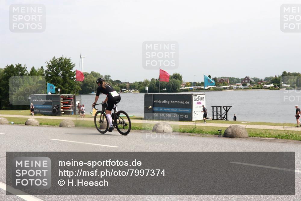 15.06.2025 - 27. Vierlanden-Triathlon H.Heesch http://msf.ph/oto/7997374 15.06.2025 11:32:26 Radfahren 889, 955 meine-sportfotos.de