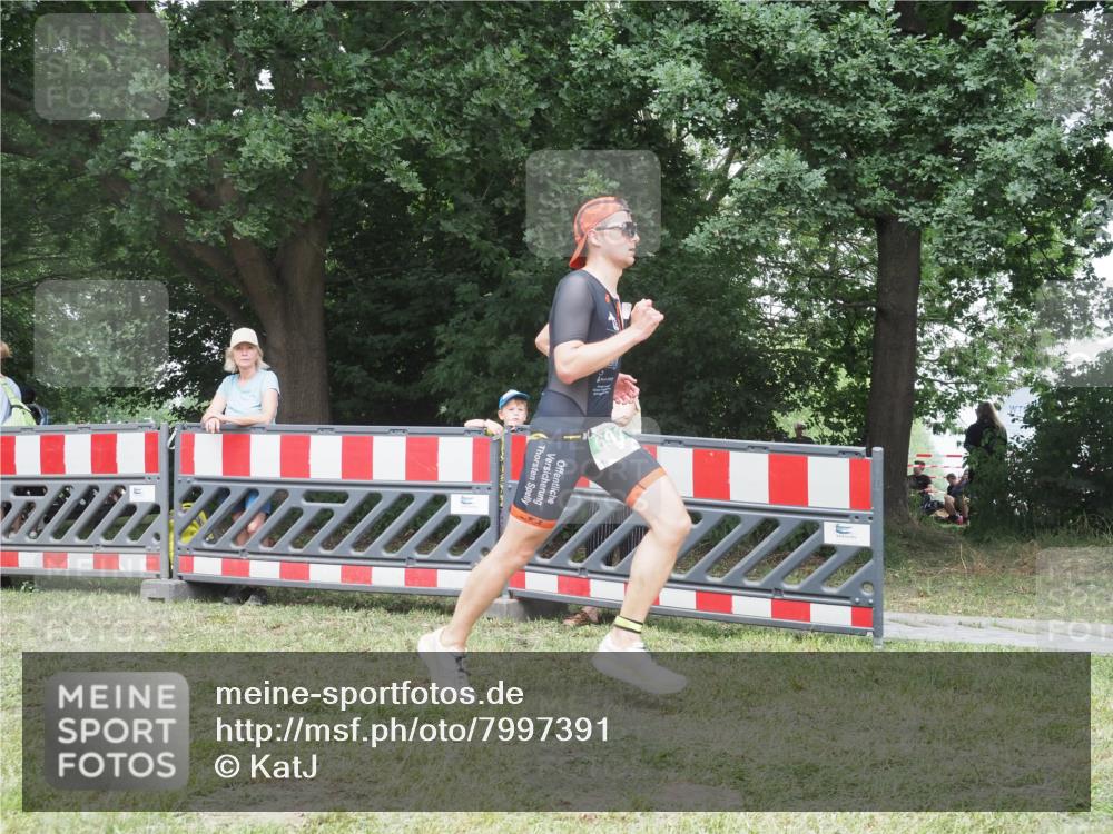 21.06.2025 - 27. Vierlanden-Triathlon KatJ http://msf.ph/oto/7997391 15.06.2025 12:50:40 Ziel 693 meine-sportfotos.de