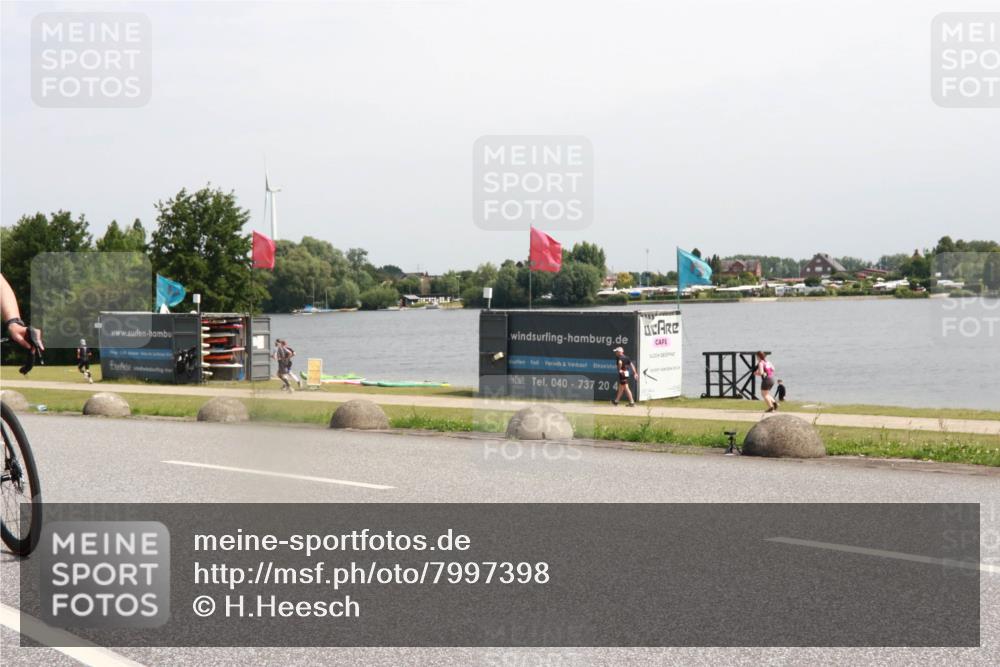 15.06.2025 - 27. Vierlanden-Triathlon H.Heesch http://msf.ph/oto/7997398 15.06.2025 11:32:33 Radfahren 677, 889 meine-sportfotos.de