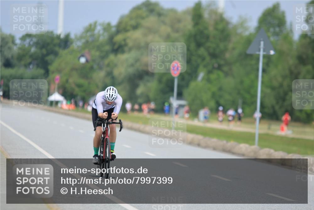 21.06.2025 - 27. Vierlanden-Triathlon H.Heesch http://msf.ph/oto/7997399 15.06.2025 12:24:55 Radfahren 728 meine-sportfotos.de