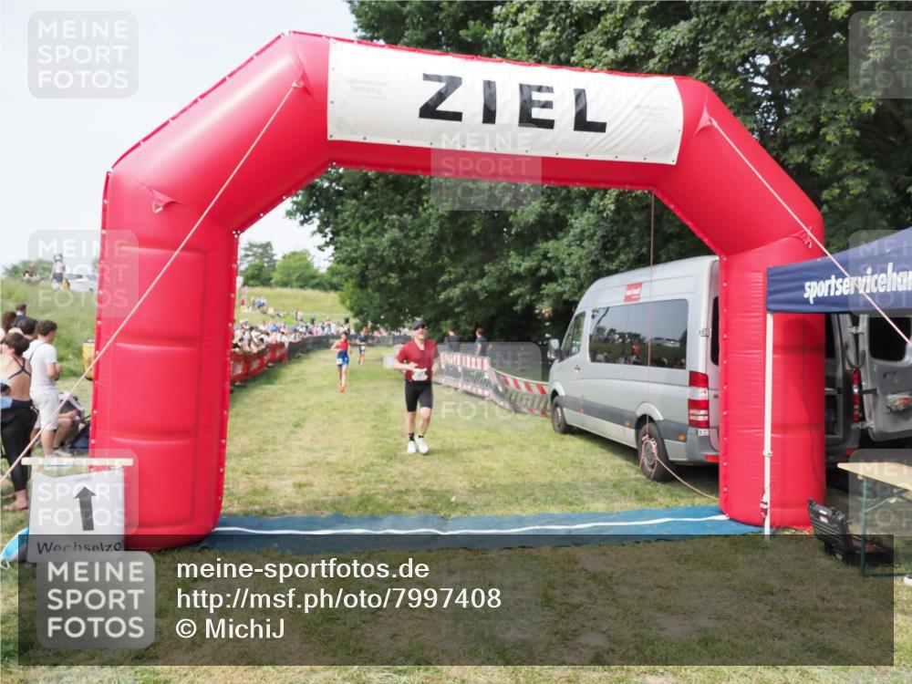 21.06.2025 - 27. Vierlanden-Triathlon MichiJ http://msf.ph/oto/7997408 15.06.2026 11:20:55 Ziel 450 meine-sportfotos.de
