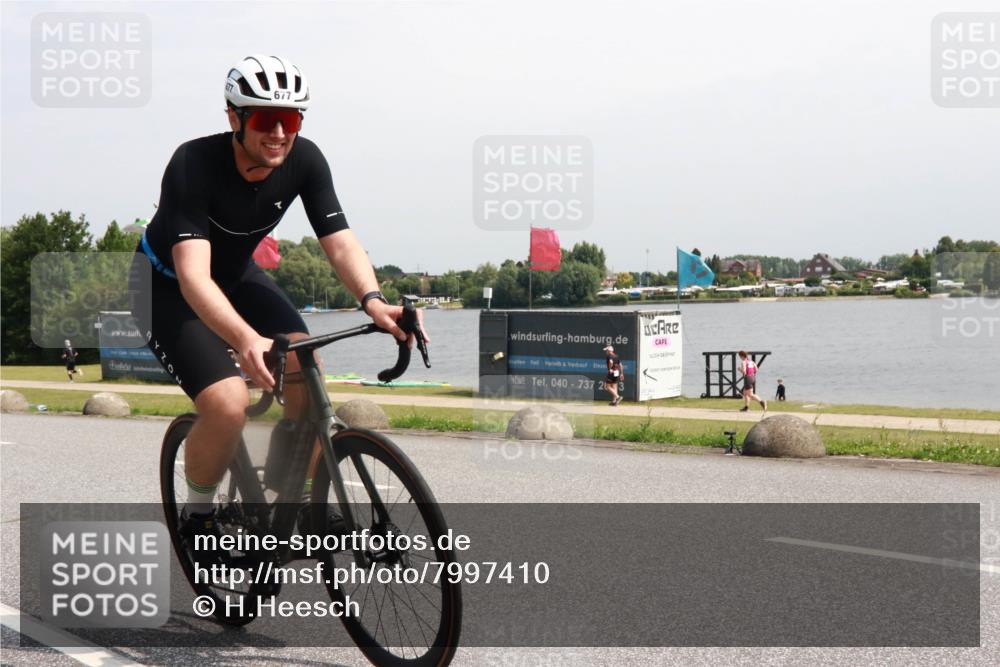 15.06.2025 - 27. Vierlanden-Triathlon H.Heesch http://msf.ph/oto/7997410 15.06.2025 11:32:33 Radfahren 677, 889 meine-sportfotos.de