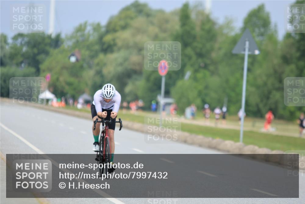 21.06.2025 - 27. Vierlanden-Triathlon H.Heesch http://msf.ph/oto/7997432 15.06.2025 12:24:55 Radfahren 728 meine-sportfotos.de