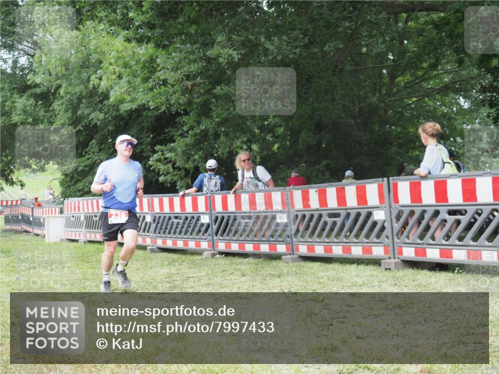 21.06.2025 - 27. Vierlanden-Triathlon KatJ http://msf.ph/oto/7997433 15.06.2025 12:50:56 Ziel 239, 695 meine-sportfotos.de