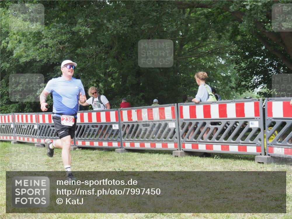 21.06.2025 - 27. Vierlanden-Triathlon KatJ http://msf.ph/oto/7997450 15.06.2025 12:50:57 Ziel 239, 695 meine-sportfotos.de