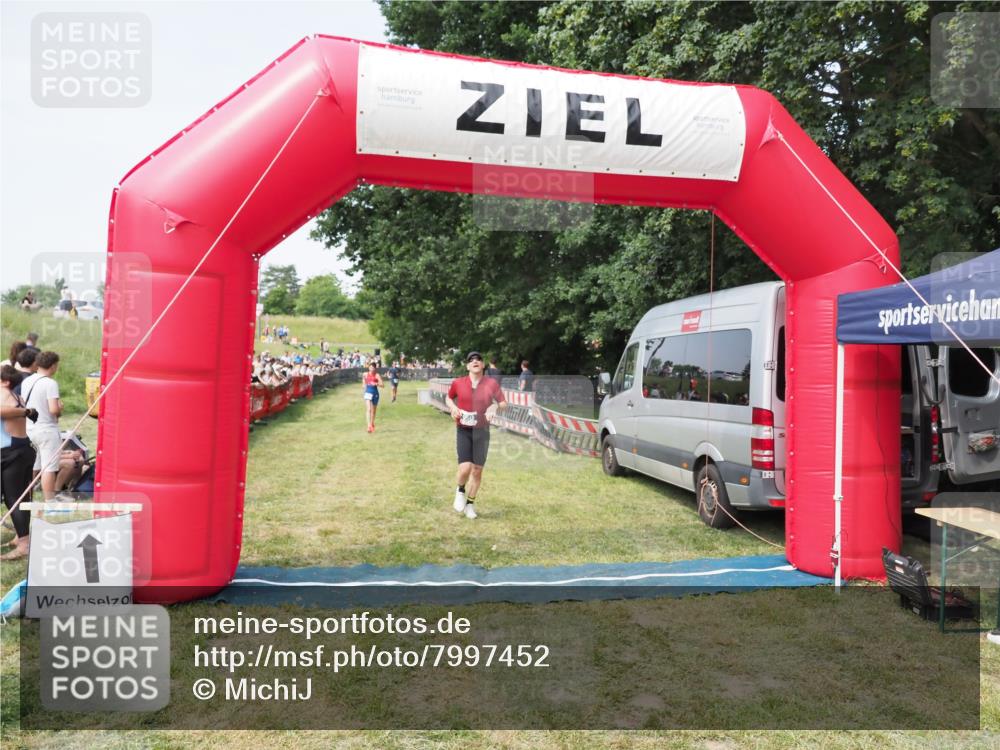 21.06.2025 - 27. Vierlanden-Triathlon MichiJ http://msf.ph/oto/7997452 15.06.2026 11:20:55 Ziel 450 meine-sportfotos.de