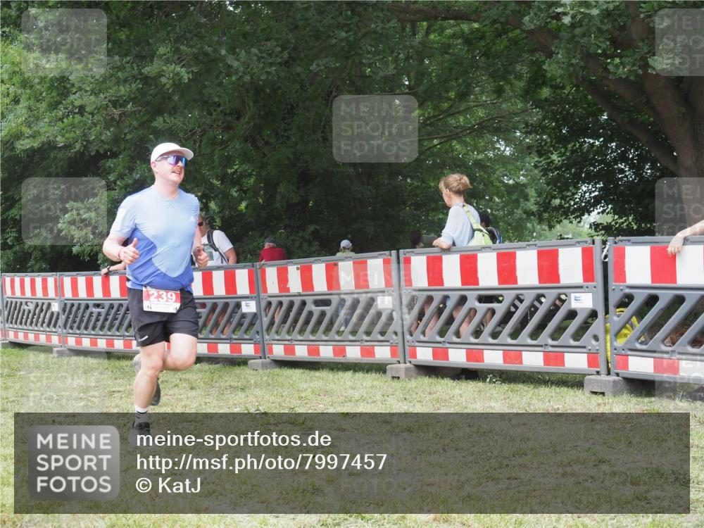 21.06.2025 - 27. Vierlanden-Triathlon KatJ http://msf.ph/oto/7997457 15.06.2025 12:50:57 Ziel 239, 695 meine-sportfotos.de