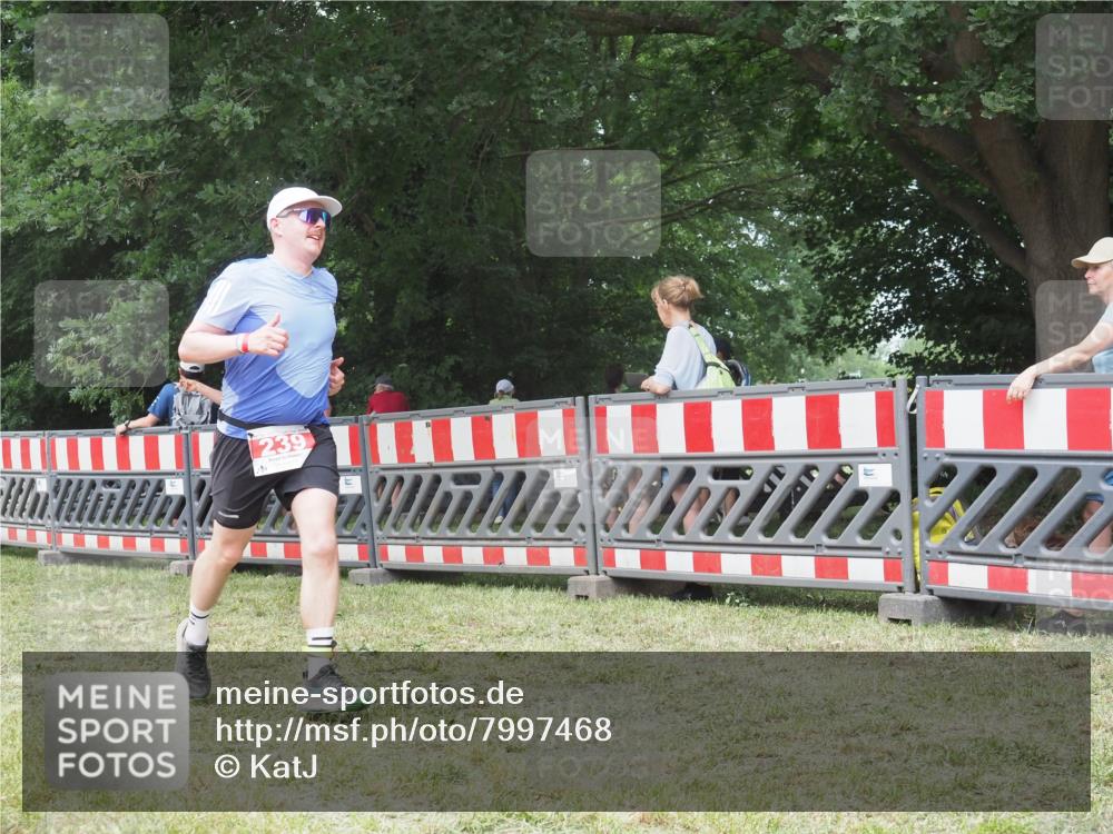 21.06.2025 - 27. Vierlanden-Triathlon KatJ http://msf.ph/oto/7997468 15.06.2025 12:50:57 Ziel 239, 695 meine-sportfotos.de
