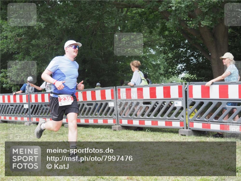 21.06.2025 - 27. Vierlanden-Triathlon KatJ http://msf.ph/oto/7997476 15.06.2025 12:50:57 Ziel 239, 695 meine-sportfotos.de