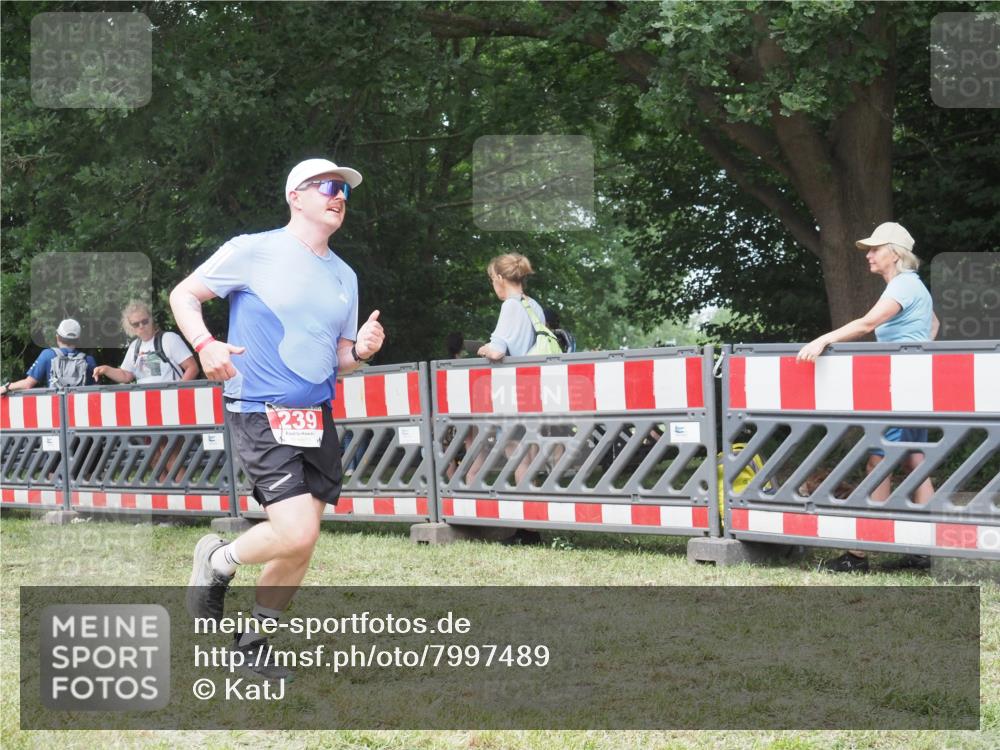 21.06.2025 - 27. Vierlanden-Triathlon KatJ http://msf.ph/oto/7997489 15.06.2025 12:50:57 Ziel 239, 695 meine-sportfotos.de