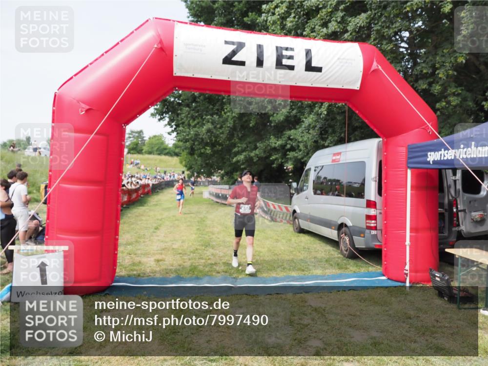 21.06.2025 - 27. Vierlanden-Triathlon MichiJ http://msf.ph/oto/7997490 15.06.2026 11:20:55 Ziel 450 meine-sportfotos.de