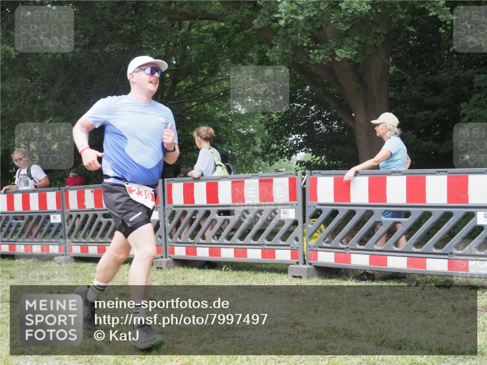 21.06.2025 - 27. Vierlanden-Triathlon KatJ http://msf.ph/oto/7997497 15.06.2025 12:50:57 Ziel 239, 695 meine-sportfotos.de