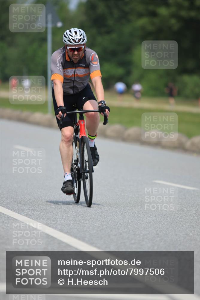 21.06.2025 - 27. Vierlanden-Triathlon H.Heesch http://msf.ph/oto/7997506 15.06.2025 12:25:15 Radfahren 801 meine-sportfotos.de