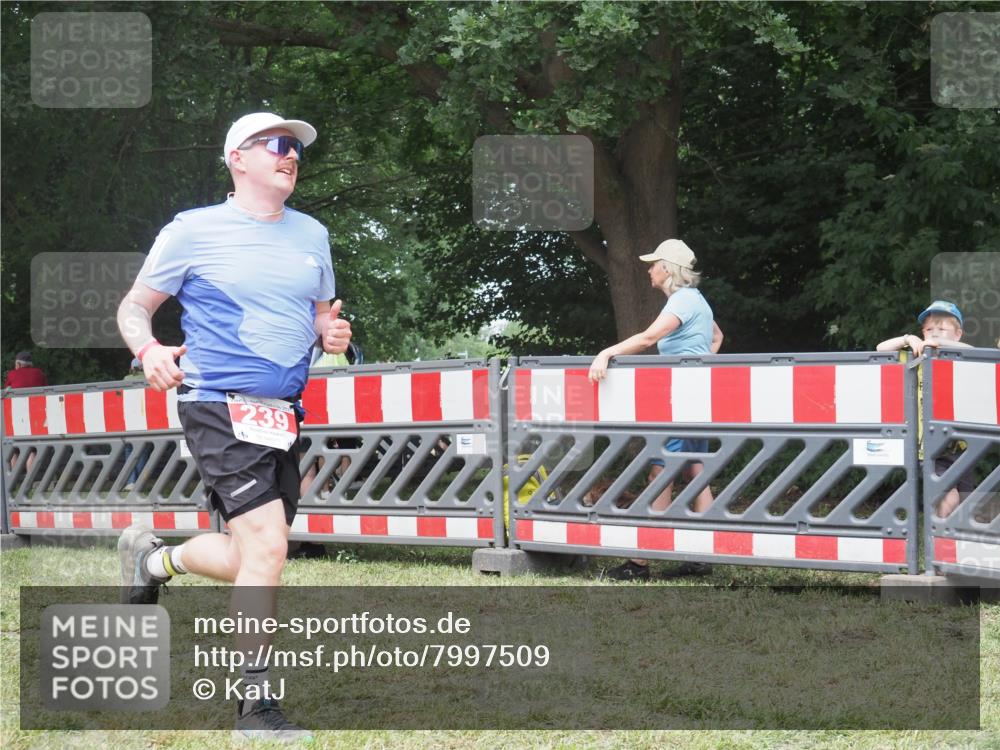 21.06.2025 - 27. Vierlanden-Triathlon KatJ http://msf.ph/oto/7997509 15.06.2025 12:50:58 Ziel 239, 695 meine-sportfotos.de