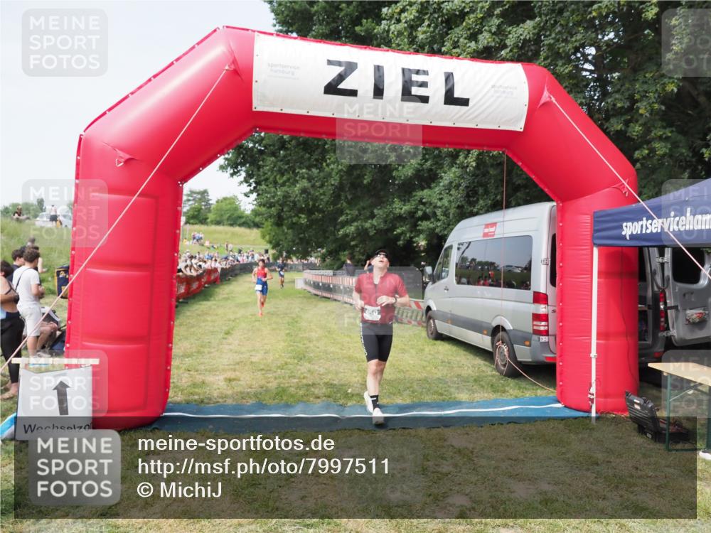 21.06.2025 - 27. Vierlanden-Triathlon MichiJ http://msf.ph/oto/7997511 15.06.2026 11:20:56 Ziel 450, 512 meine-sportfotos.de