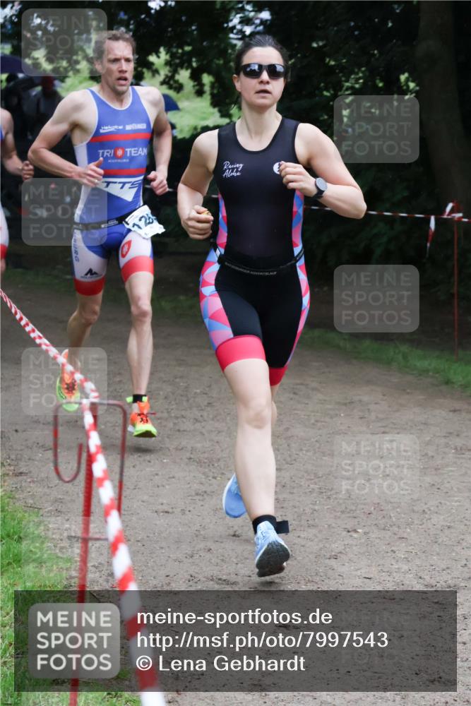 21.06.2025 - 27. Vierlanden-Triathlon Lena Gebhardt http://msf.ph/oto/7997543 15.06.2025 13:55:23 Laufen 12 meine-sportfotos.de