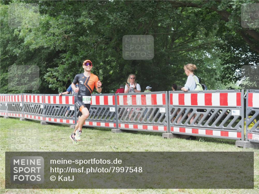 21.06.2025 - 27. Vierlanden-Triathlon KatJ http://msf.ph/oto/7997548 15.06.2025 12:51:04 Ziel 129, 695 meine-sportfotos.de