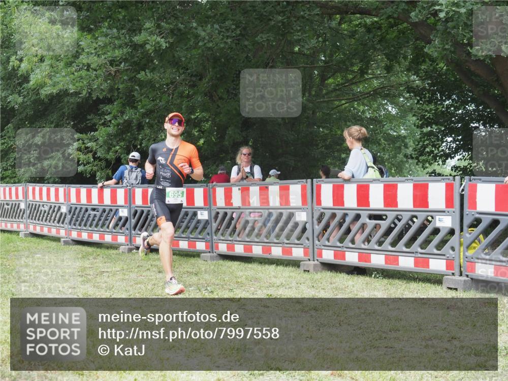 21.06.2025 - 27. Vierlanden-Triathlon KatJ http://msf.ph/oto/7997558 15.06.2025 12:51:05 Ziel 129, 695 meine-sportfotos.de
