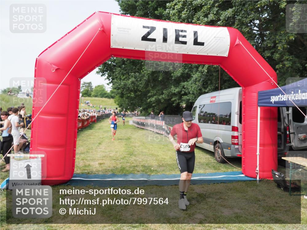 21.06.2025 - 27. Vierlanden-Triathlon MichiJ http://msf.ph/oto/7997564 15.06.2026 11:20:57 Ziel 450, 512 meine-sportfotos.de