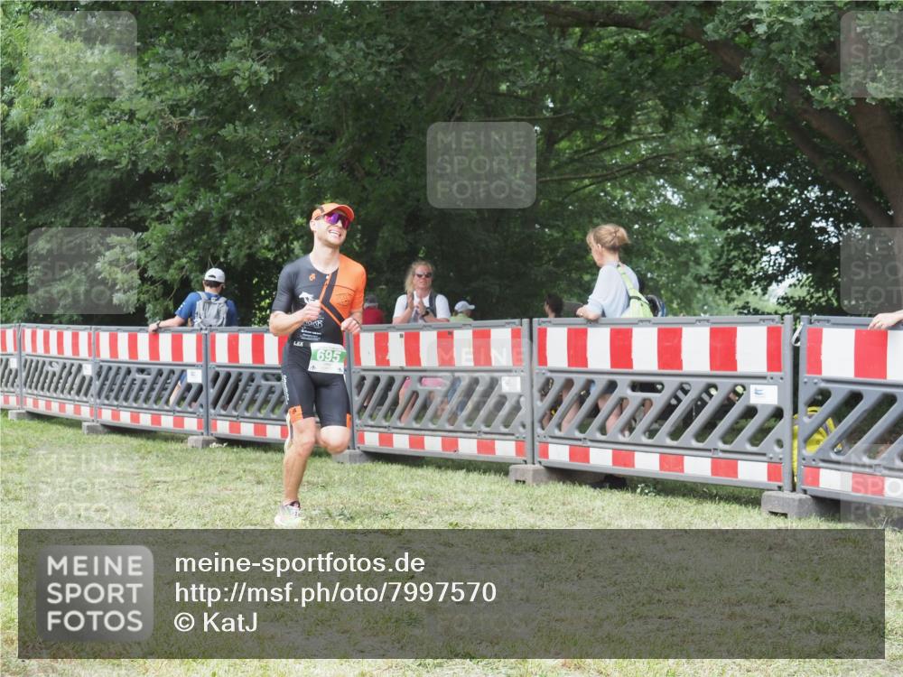 21.06.2025 - 27. Vierlanden-Triathlon KatJ http://msf.ph/oto/7997570 15.06.2025 12:51:05 Ziel 129, 695 meine-sportfotos.de