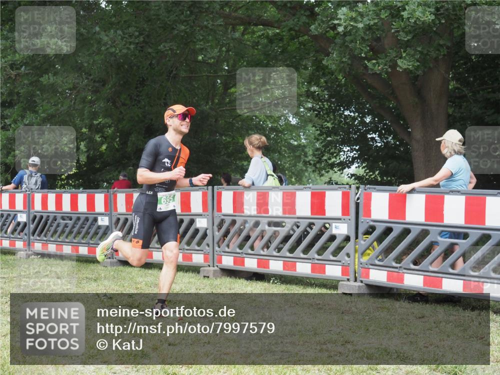 21.06.2025 - 27. Vierlanden-Triathlon KatJ http://msf.ph/oto/7997579 15.06.2025 12:51:05 Ziel 129, 695 meine-sportfotos.de